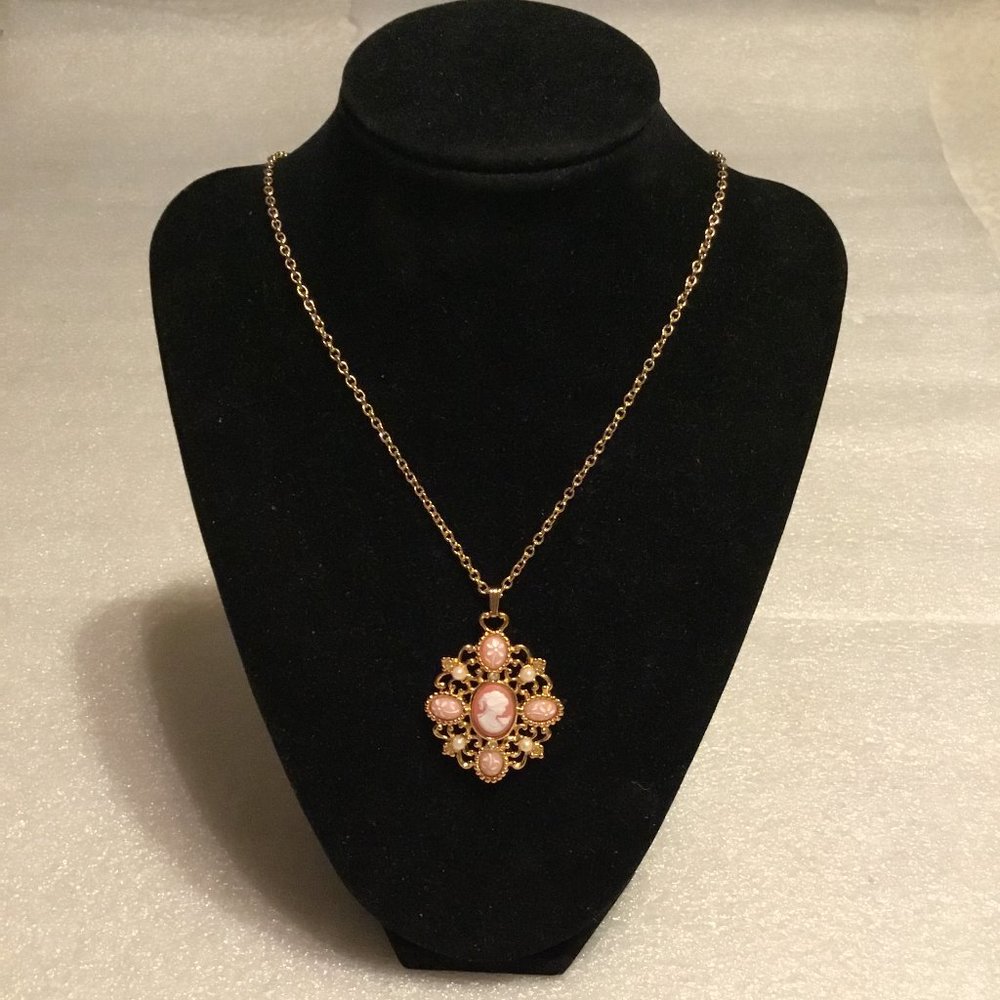 Vintage & lovely Avon cameo necklace